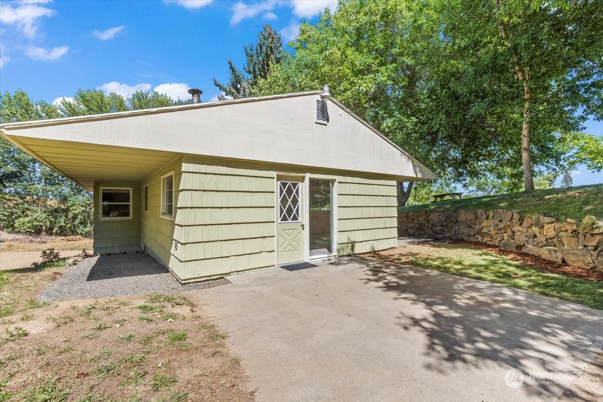1350 Tozer Road Ellensburg, WA 98926 - Photo 25 of 40 a view of a house with a yard