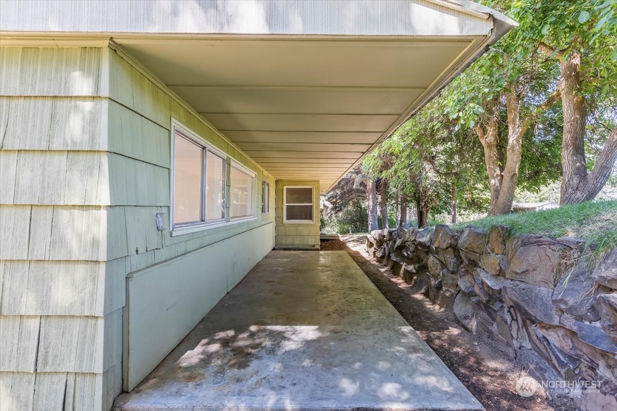 1350 Tozer Road Ellensburg, WA 98926 - Photo 26 of 40 a view of entryway with outdoor area