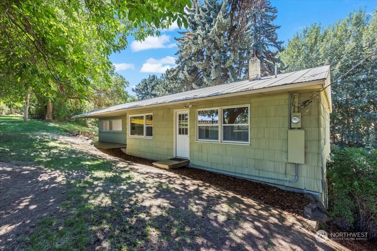 1350 Tozer Road Ellensburg, WA 98926 - Photo 27 of 40 a view of a house with a backyard