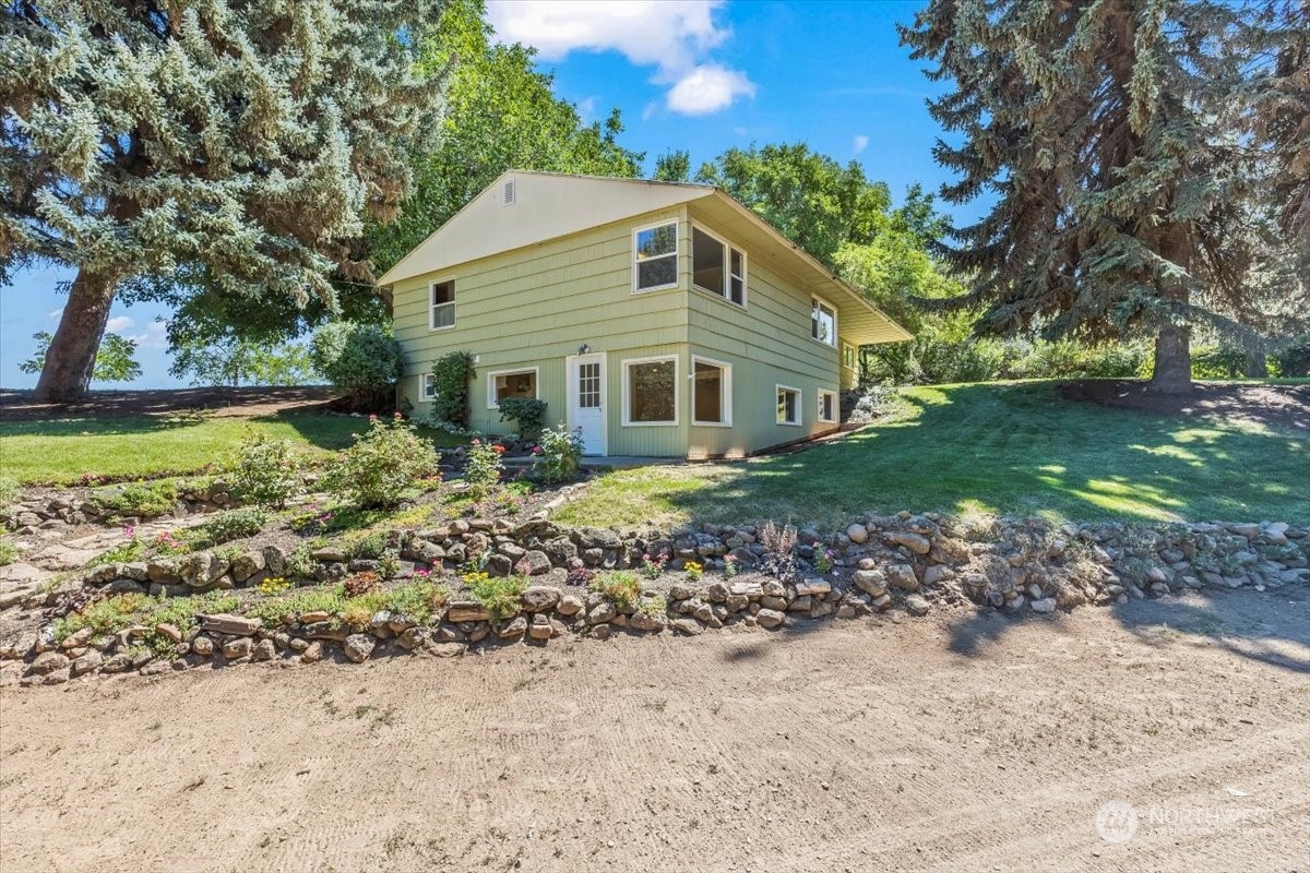 1350 Tozer Road Ellensburg, WA 98926 - Photo 28 of 40 a view of a house with a yard