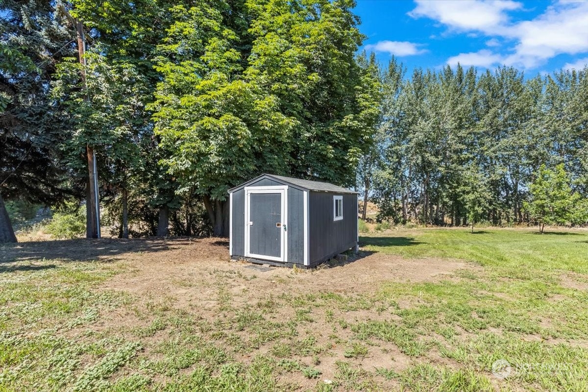 1350 Tozer Road Ellensburg, WA 98926 - Photo 30 of 40 a big yard with large trees