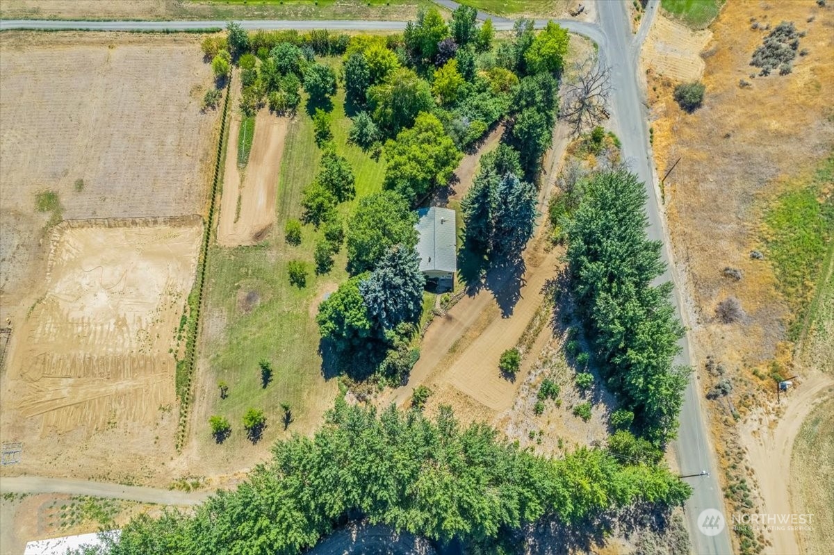 1350 Tozer Road Ellensburg, WA 98926 - Photo 31 of 40 a view of a bathroom with a plants and garden