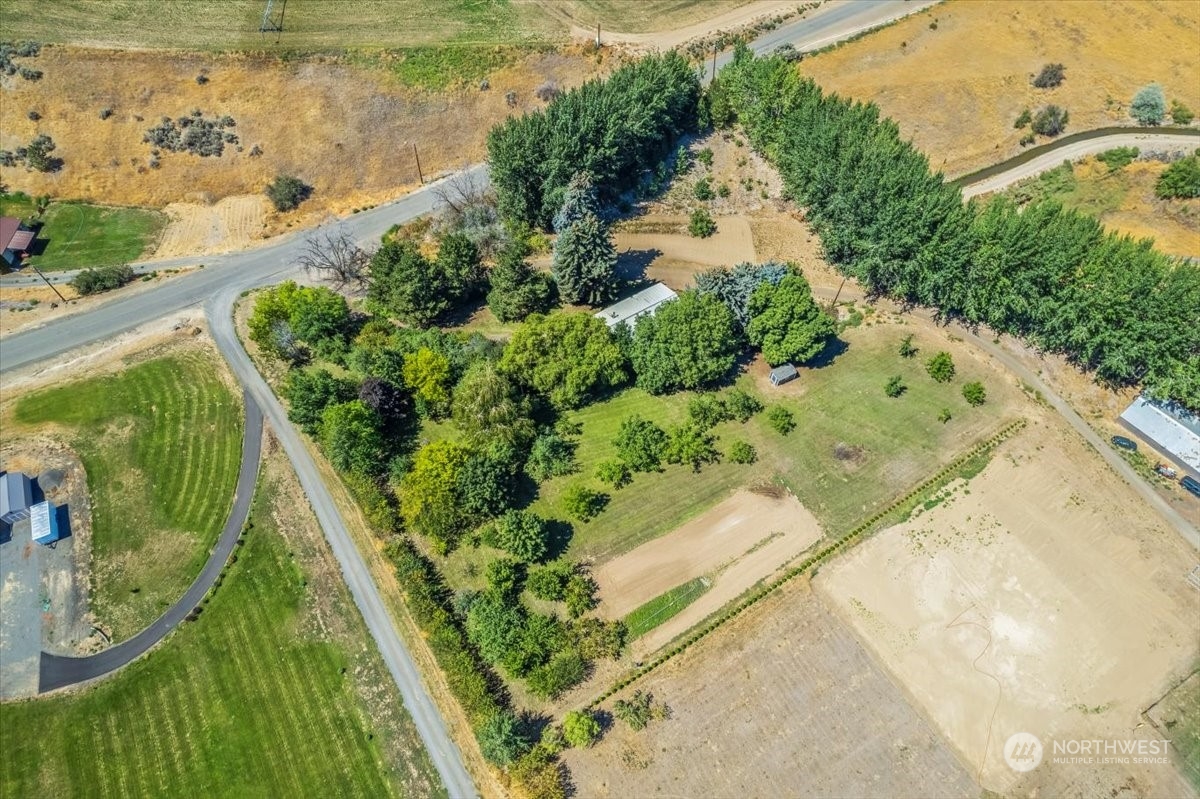 1350 Tozer Road Ellensburg, WA 98926 - Photo 38 of 40 a view of a garden with a bench