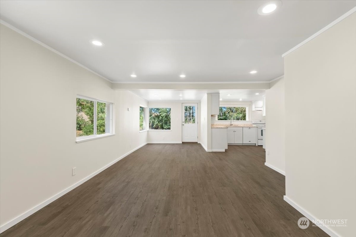 1350 Tozer Road Ellensburg, WA 98926 - Photo 4 of 40 an empty room with windows and entrance