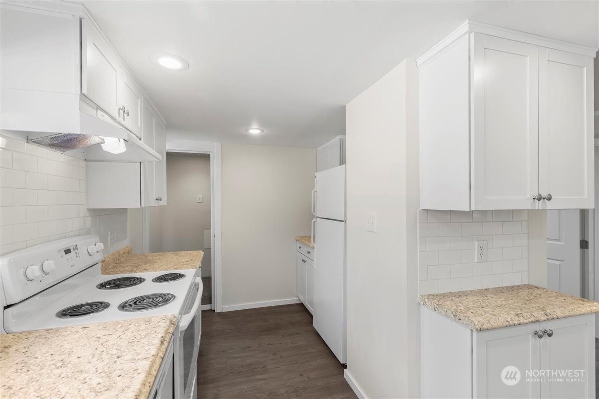 1350 Tozer Road Ellensburg, WA 98926 - Photo 9 of 40 a kitchen that has a lot of cabinets in it