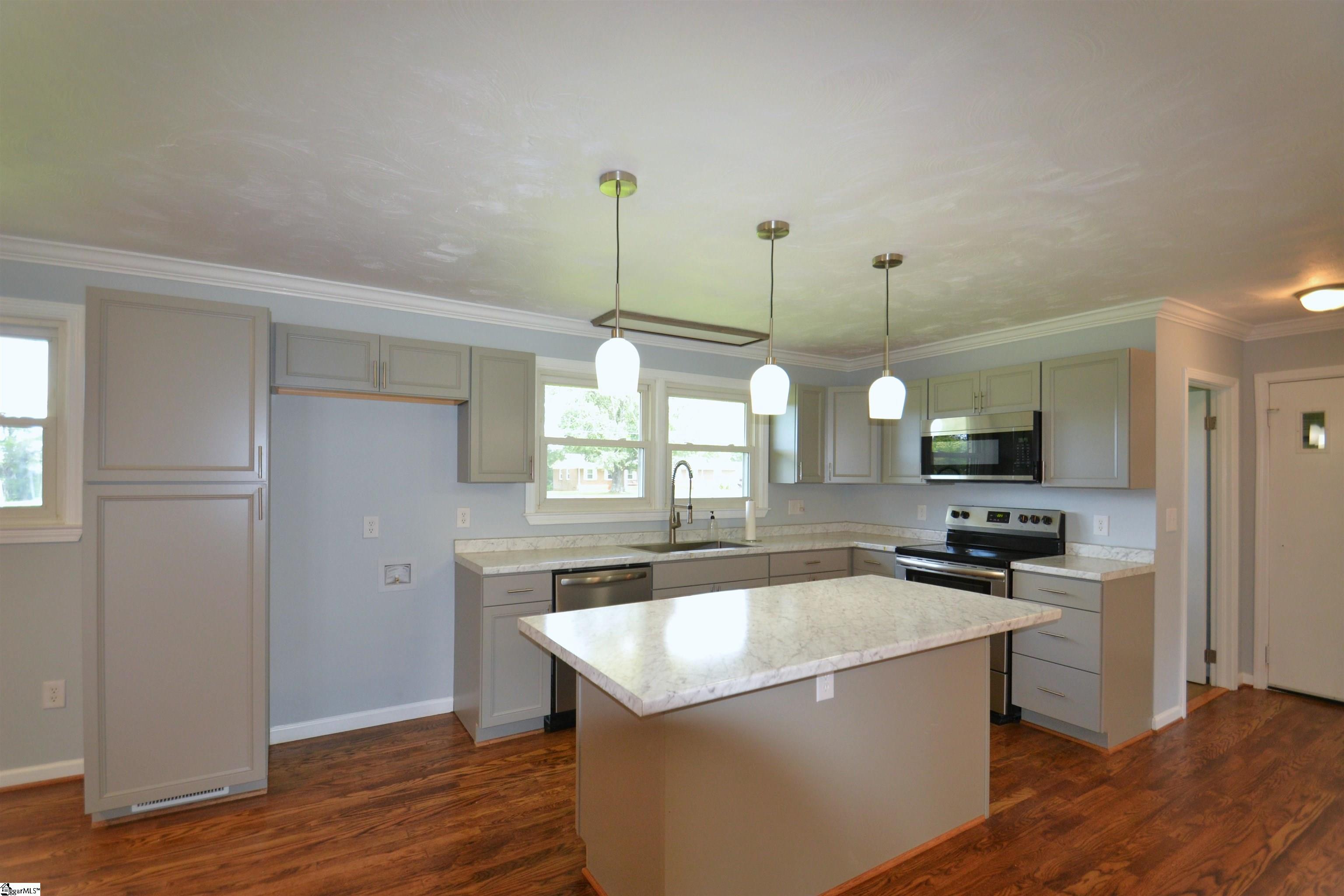1898 John Dodd Road Wellford, SC 29385 - Photo 4 of 34