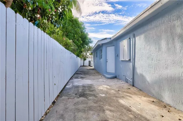 a view of a house with a backyard
