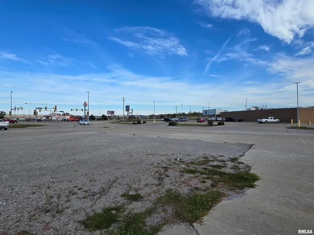 $199,000 | 630 North Commercial Street, Harrisburg, IL 62946