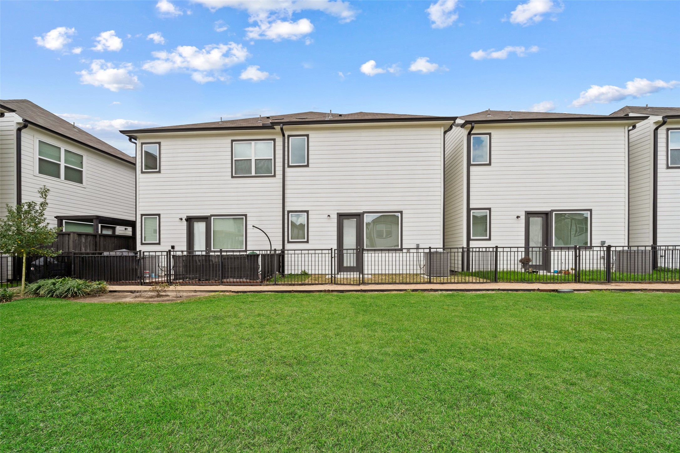 5910 Haring Lane Houston, TX 77091 - Photo 20 of 20 Gated patio overlooking courtyard.