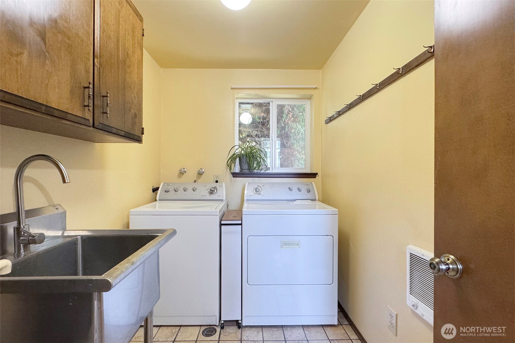 103 Island View Road Port Angeles, WA 98362 - Photo 25 of 40 a kitchen with a sink cabinets and appliances