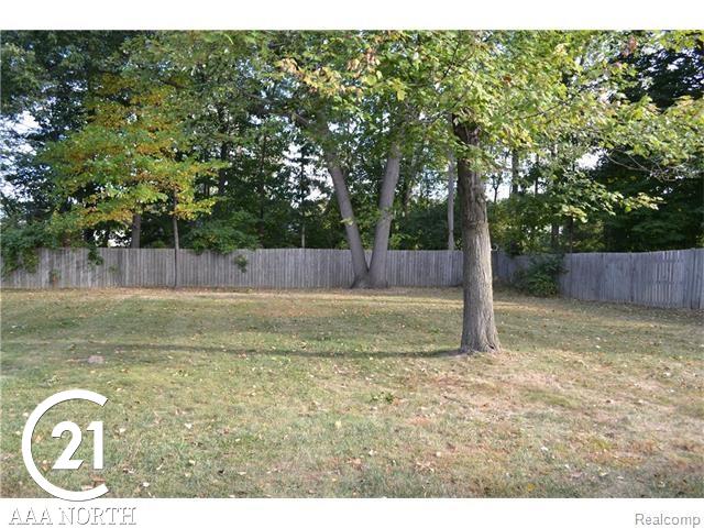 355 Eastlawn Drive Rochester, MI 48307 - Photo 2 of 22