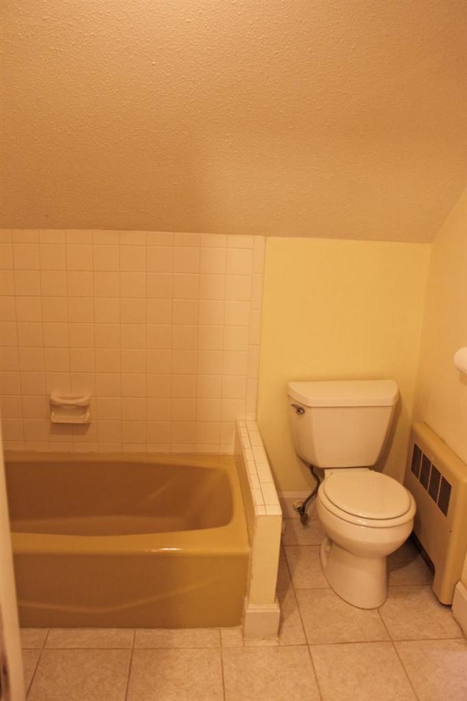 250 Cap'n Lijah's Road Centerville, MA 02632 - Photo 20 of 35 a bathroom with a toilet and a bathtub