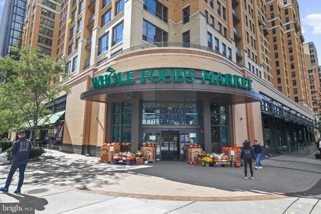 $3,600 | 2206 South Fern Street, Arlington, VA 22202