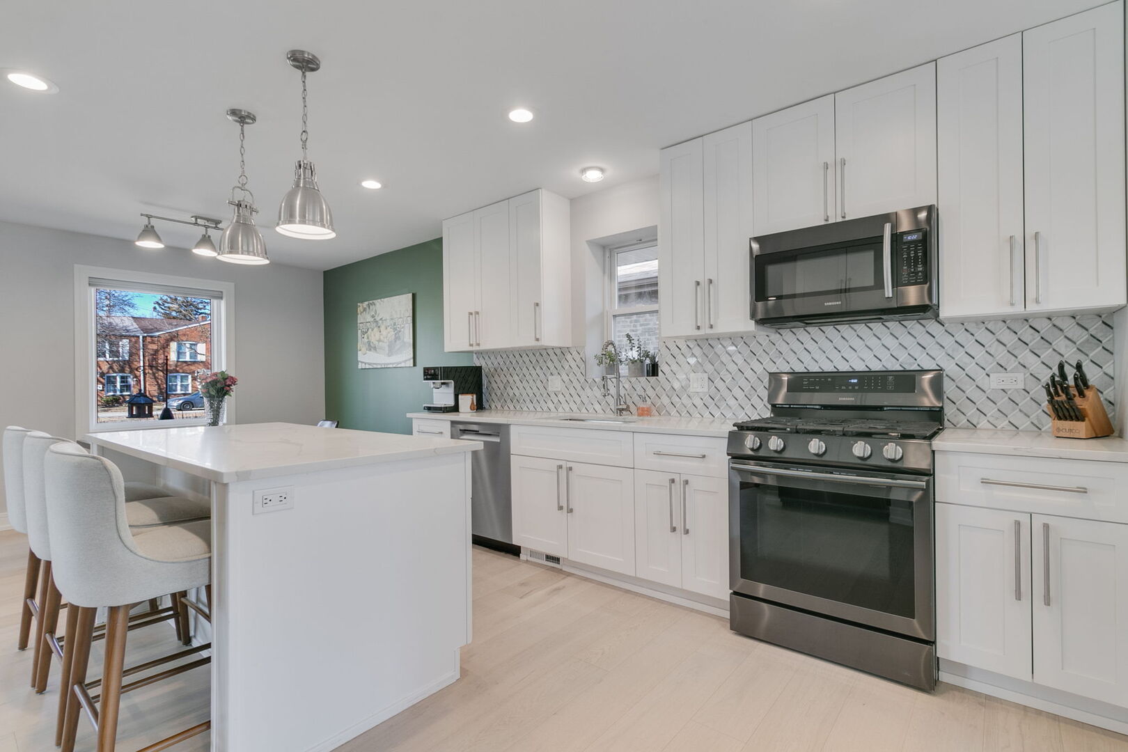 305 Des Plaines Avenue Riverside, IL 60546 - Photo 4 of 32 Gallery Image 4