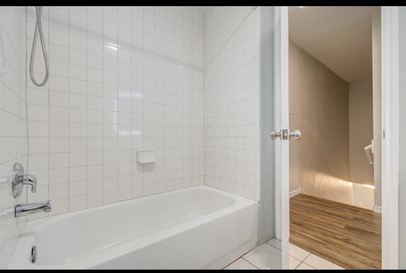 3131 Chaffin Street Houston, TX 77087 - Photo 10 of 11 a bathroom with a bathtub