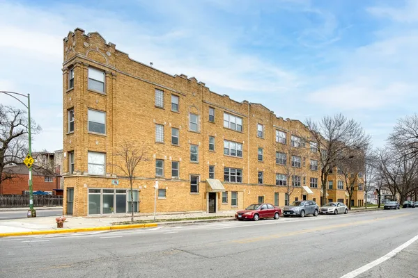 $1,879 | 7227 North Rogers Avenue, Unit 1W, Chicago, IL 60645