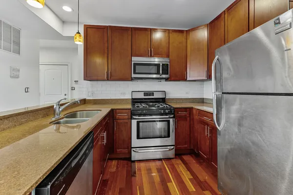 $1,879 | 7227 North Rogers Avenue, Unit 1W, Chicago, IL 60645