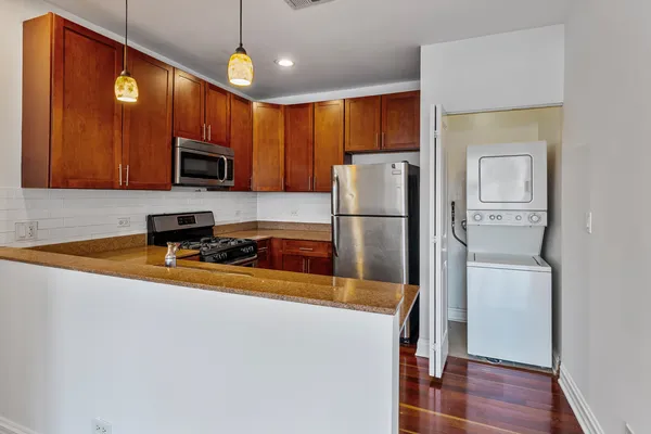 $1,879 | 7227 North Rogers Avenue, Unit 1W, Chicago, IL 60645