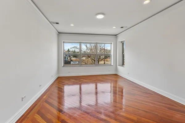 $1,879 | 7227 North Rogers Avenue, Unit 1W, Chicago, IL 60645