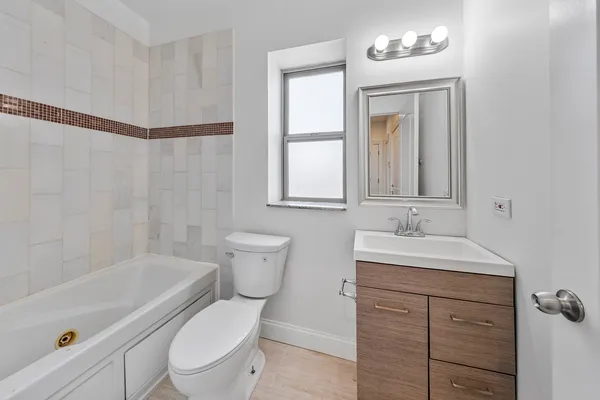 $1,879 | 7227 North Rogers Avenue, Unit 1W, Chicago, IL 60645