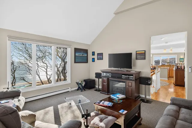 $3,700,000 | 724 Commercial Street, Provincetown, MA 02657