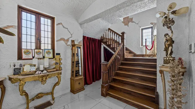 a view of entryway with a workspace