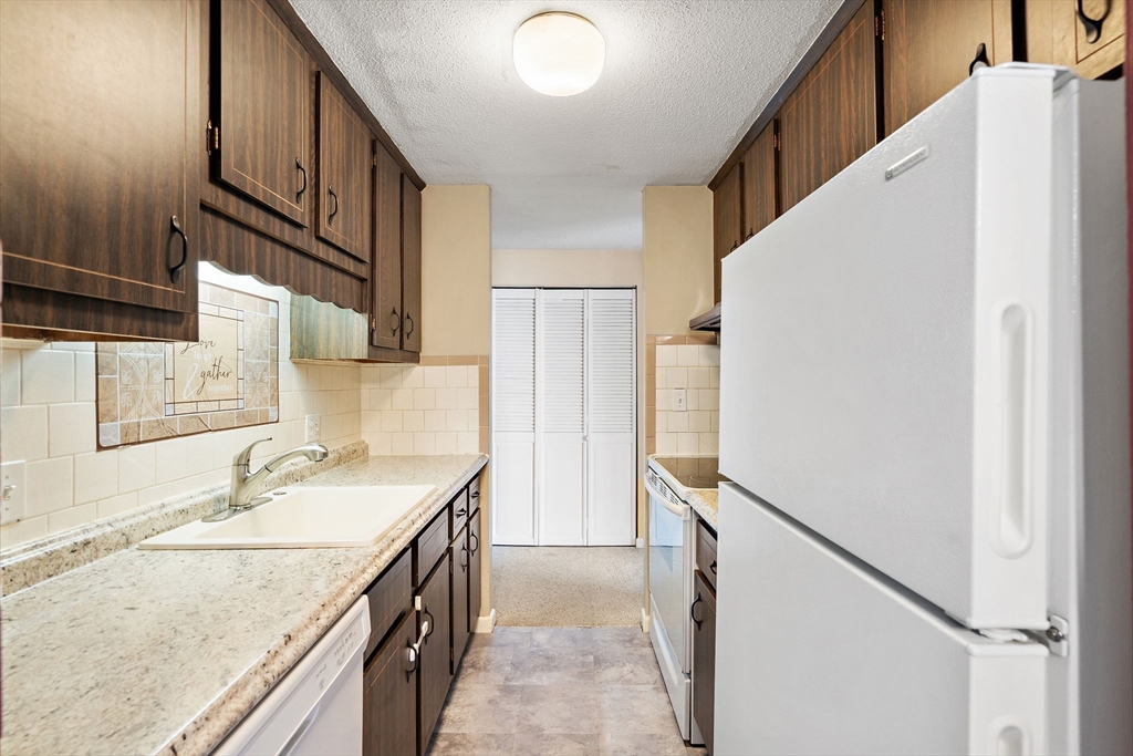 35 High Street, Unit 9 Marlborough, MA 01752 - Photo 14 of 25 a bathroom with double vanity and a sink