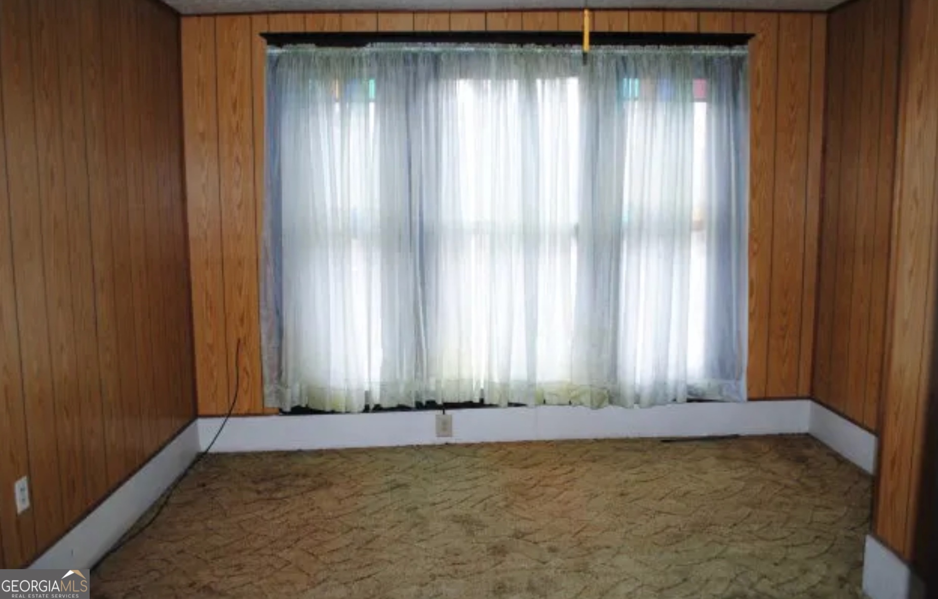 516 West Altamaha Street Fitzgerald, GA 31750 - Photo 14 of 17 a view of an empty room and window