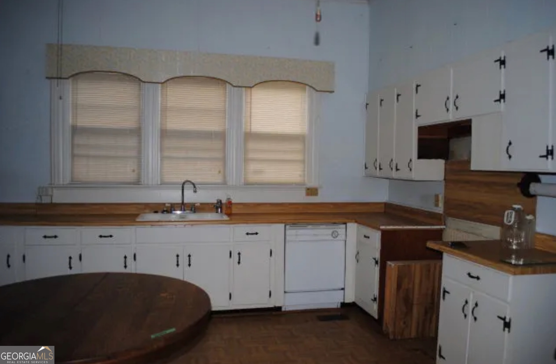 516 West Altamaha Street Fitzgerald, GA 31750 - Photo 7 of 17 a kitchen with granite countertop a sink a stove and cabinets