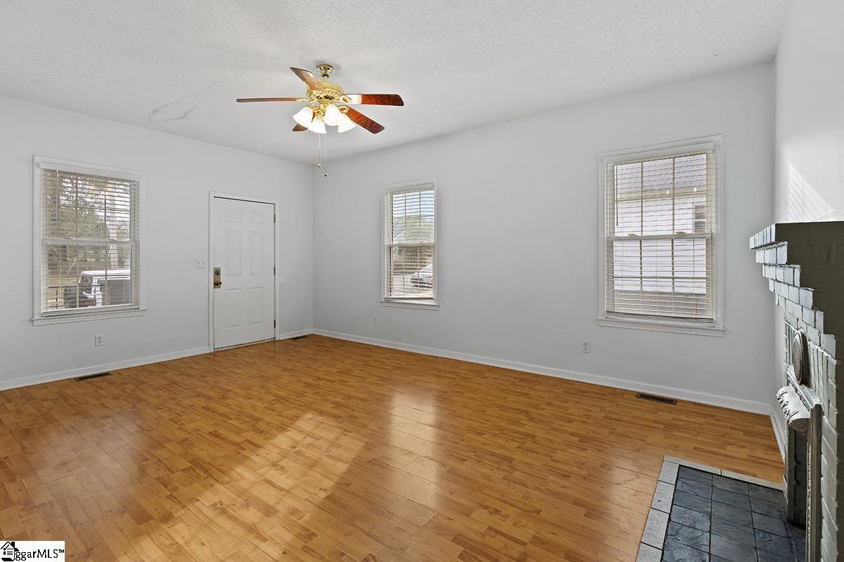 302 Jefferson Street Clinton, SC 29325 - Photo 4 of 13 Gallery Image 4