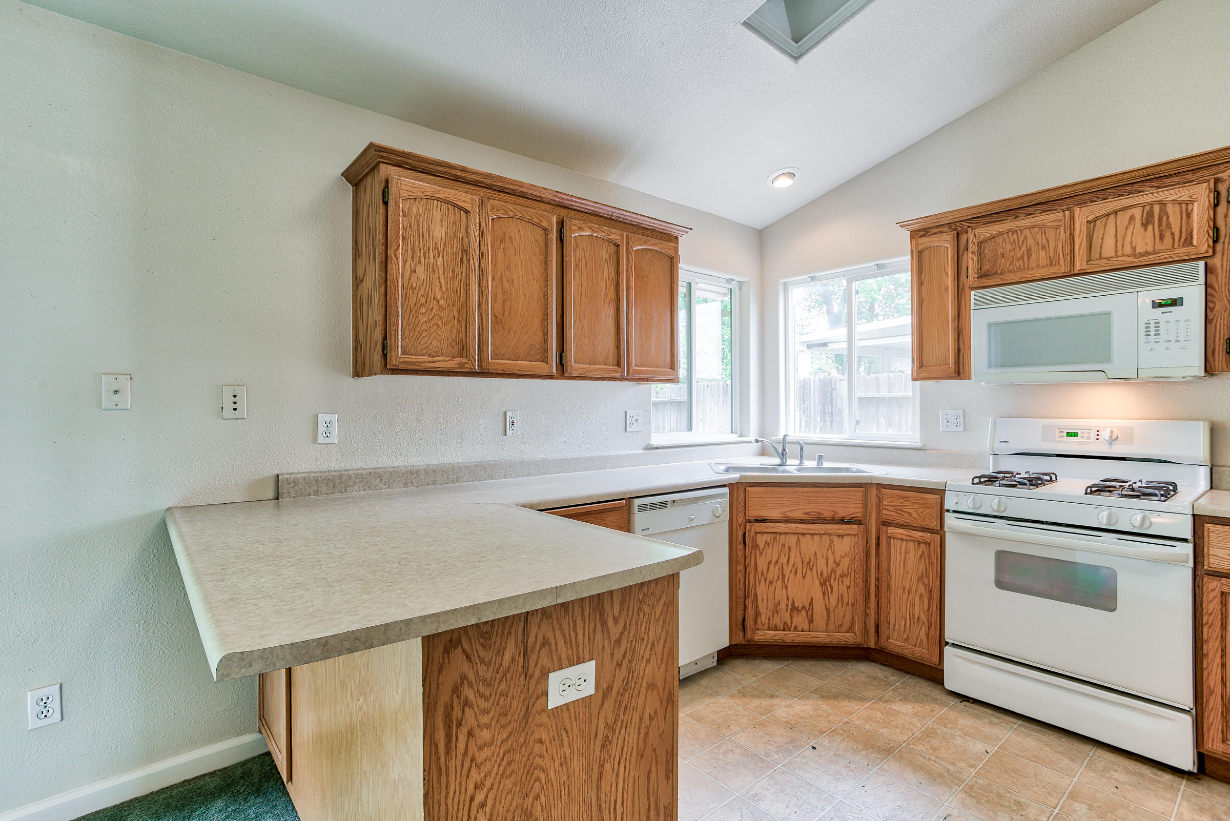 3263 Lawrence Road Redding, CA 96002 - Photo 12 of 32 Darling kitchen