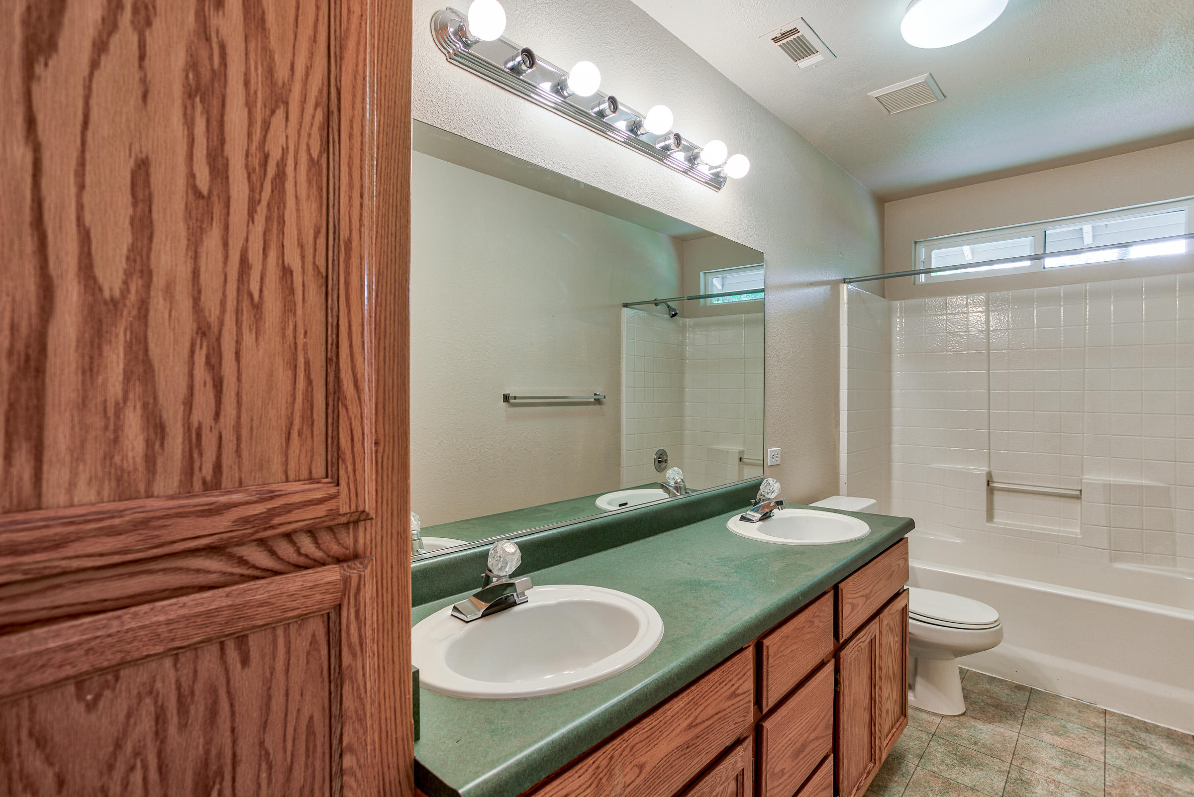 3263 Lawrence Road Redding, CA 96002 - Photo 17 of 32 Hall bath