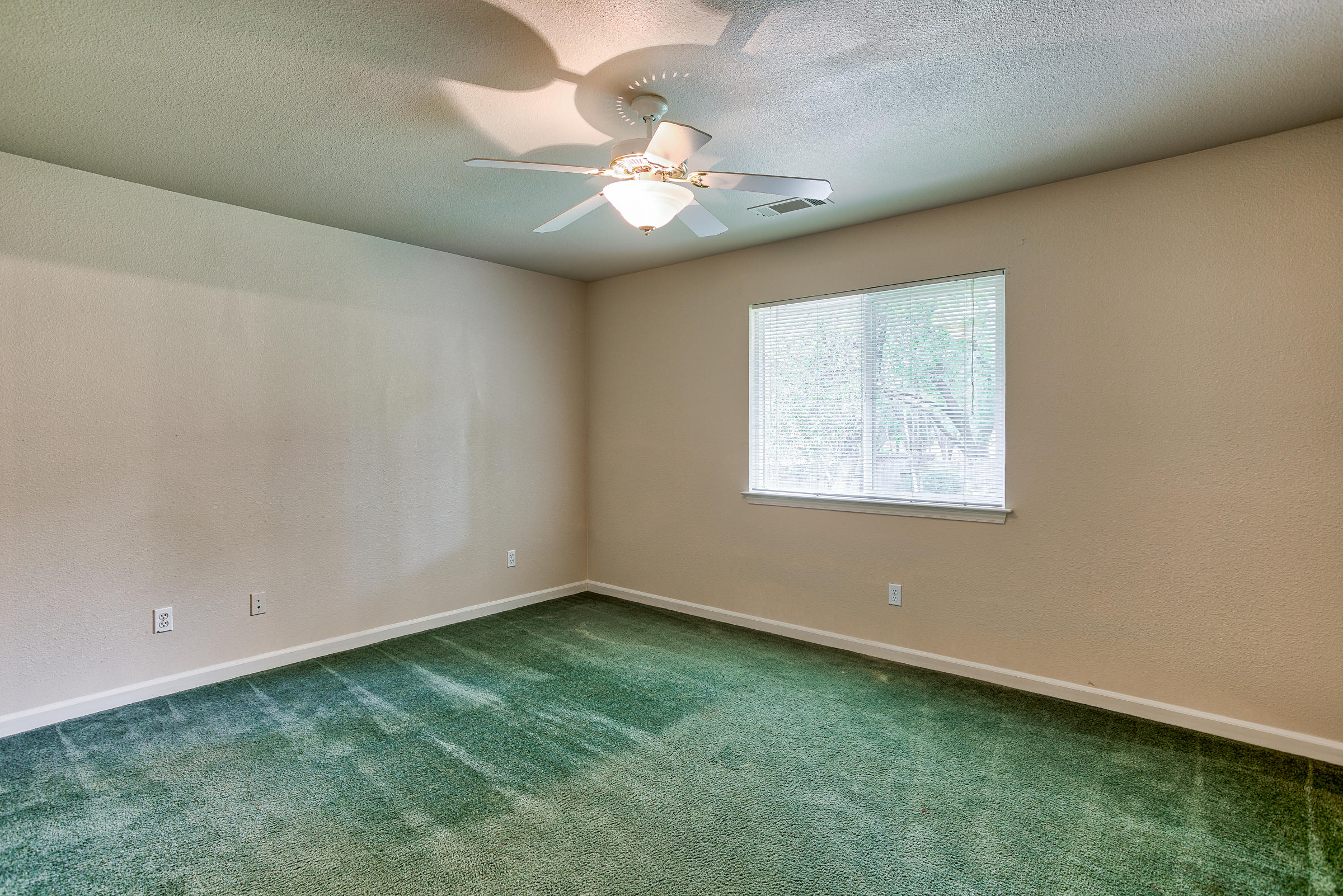 3263 Lawrence Road Redding, CA 96002 - Photo 19 of 32 Master bedroom