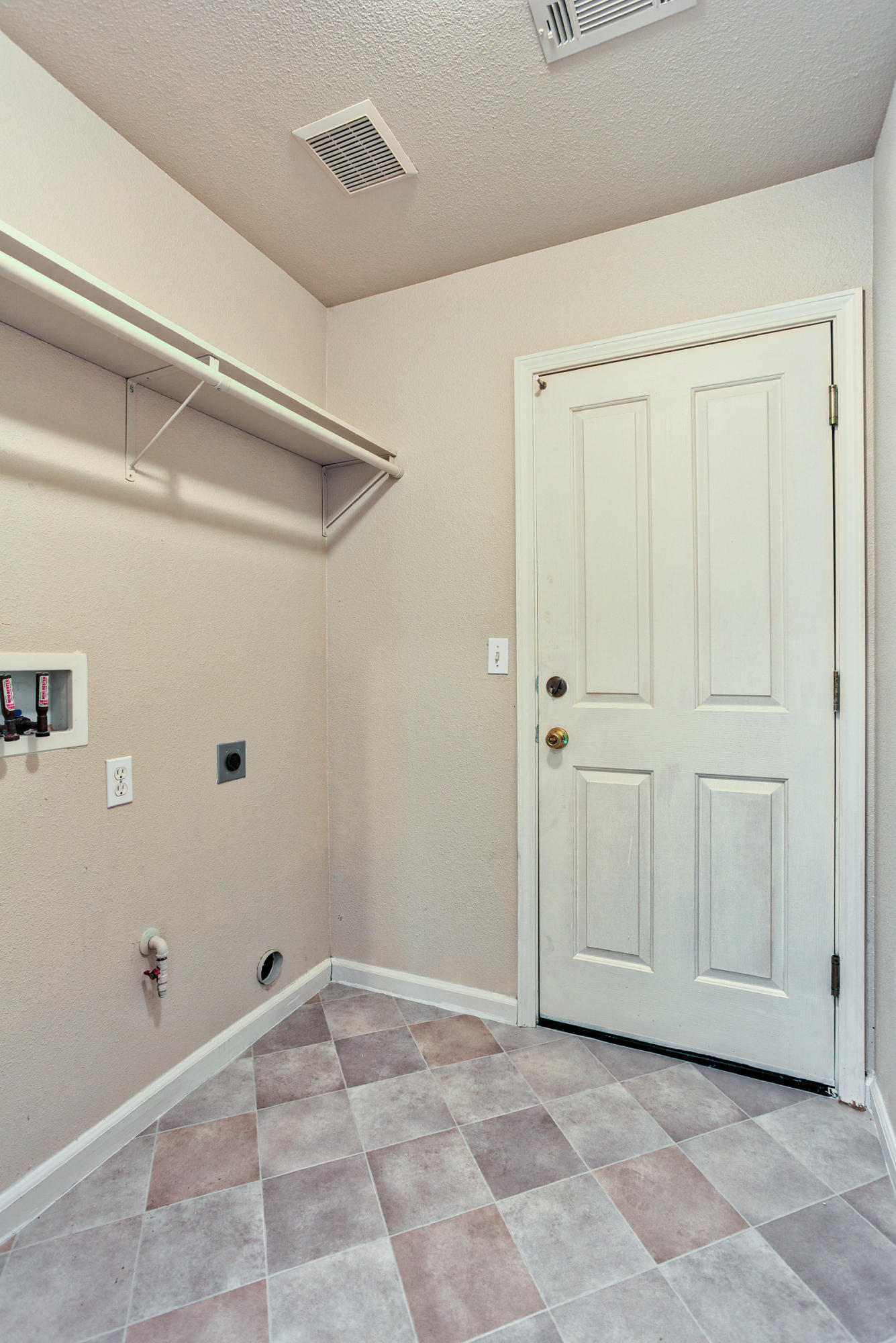 3263 Lawrence Road Redding, CA 96002 - Photo 28 of 32 Indoor laundry