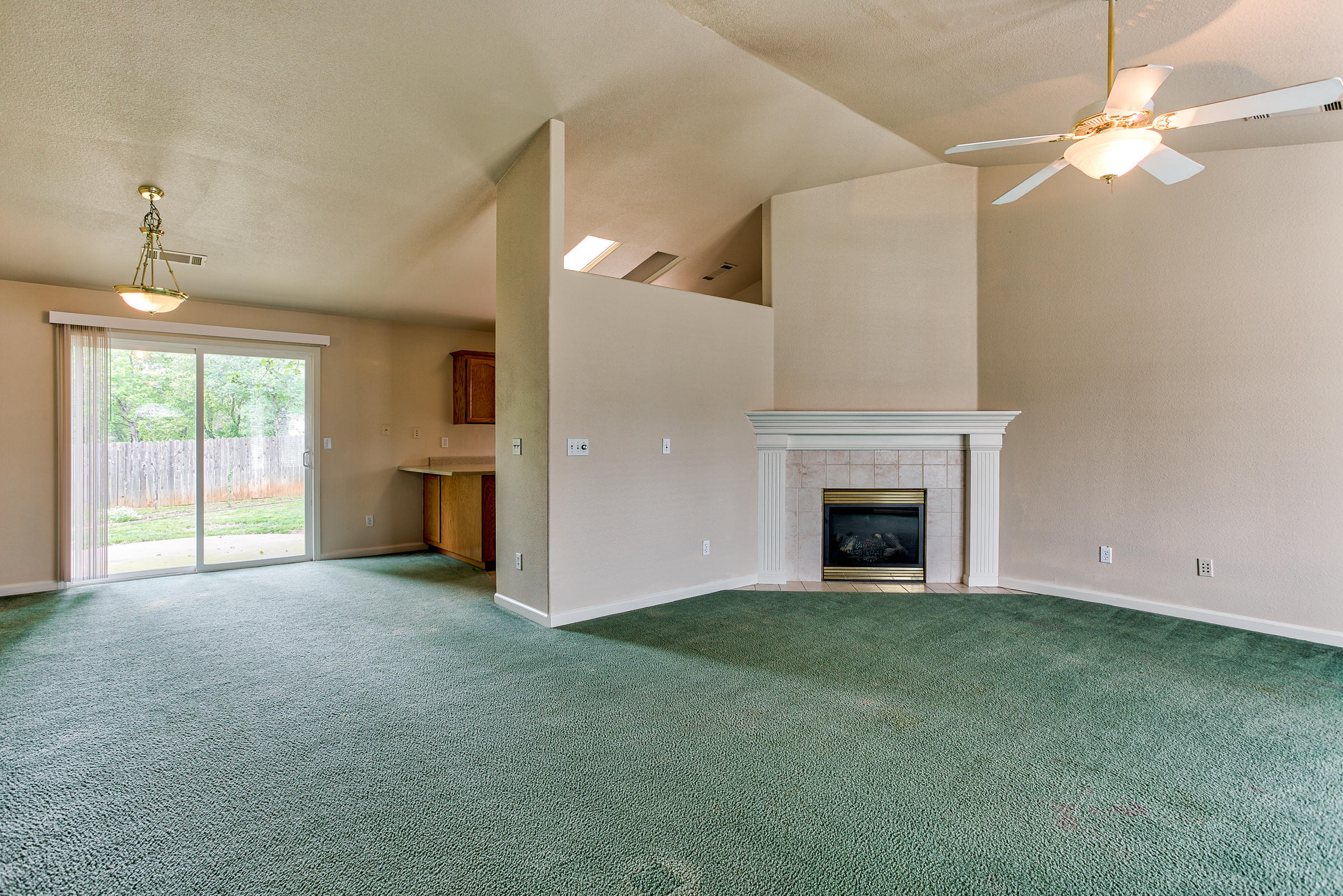 3263 Lawrence Road Redding, CA 96002 - Photo 4 of 32 Living room