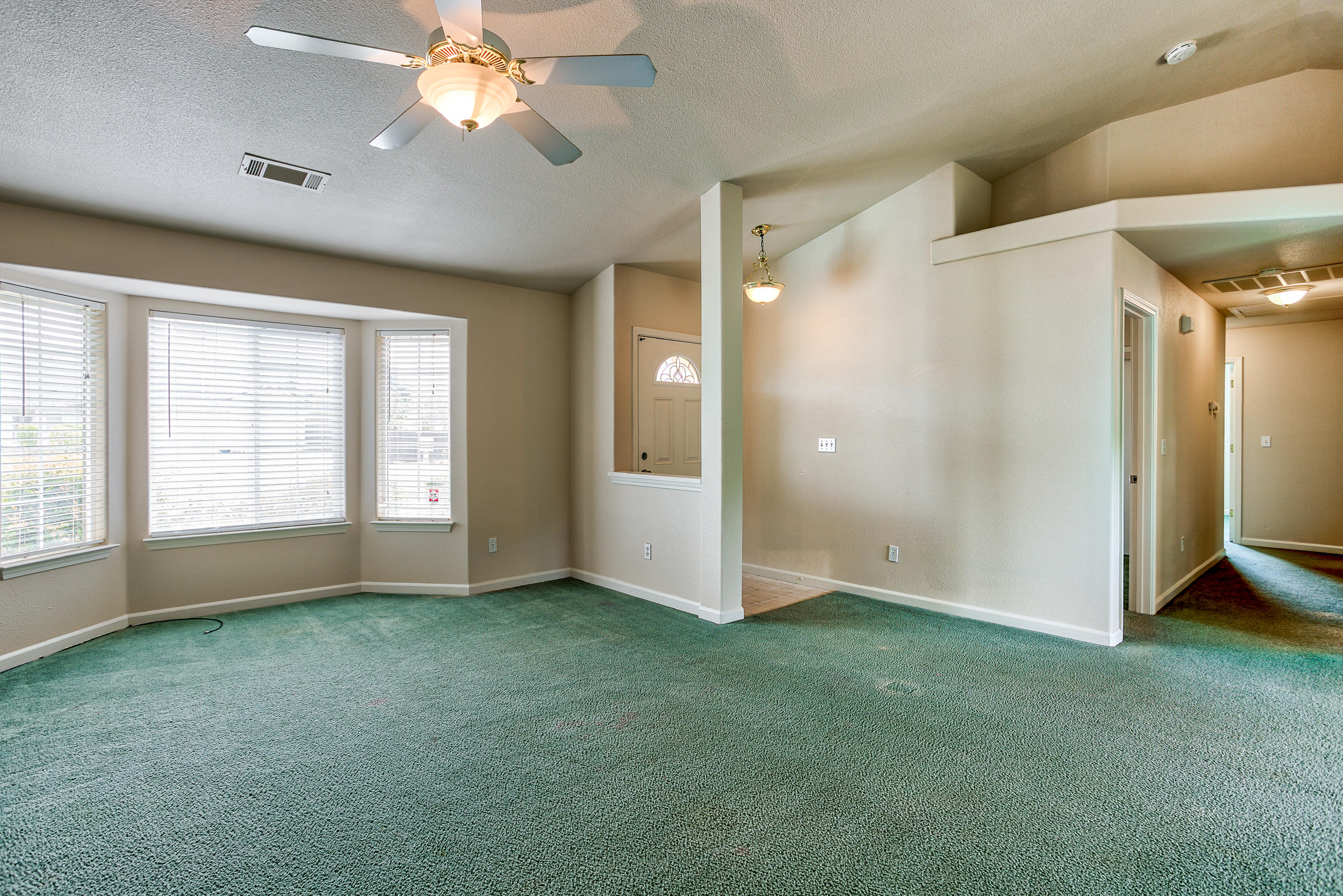 3263 Lawrence Road Redding, CA 96002 - Photo 6 of 32 Light and bright