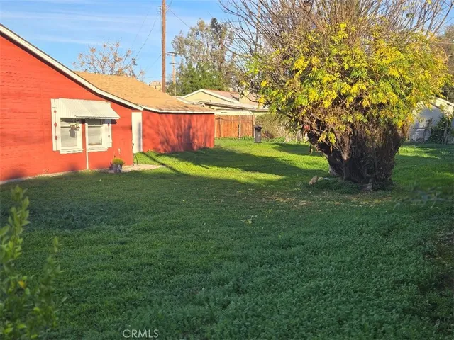 a view of a house with a backyard