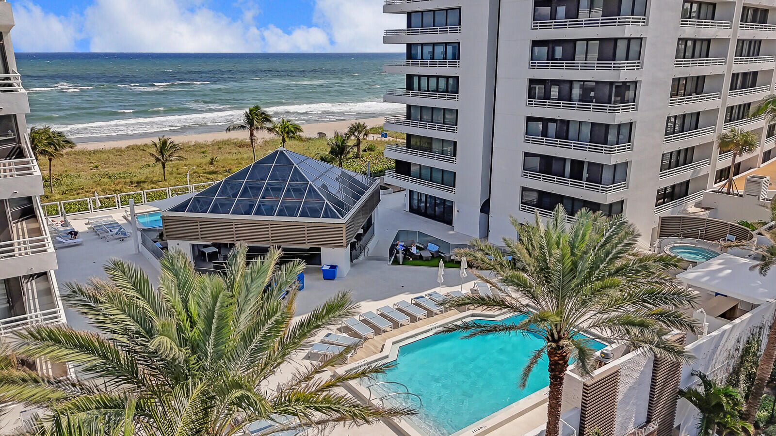 1400 South Ocean Boulevard, Unit 405 Boca Raton, FL 33432 - Photo 35 of 44 Pool cabana bar