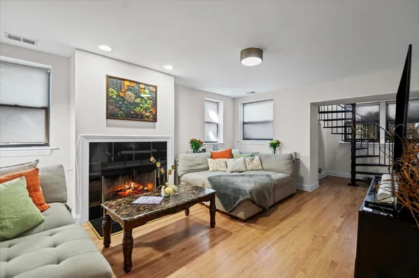 $575,000 | 5935 North Magnolia Avenue, Unit 1, Chicago, IL 60660