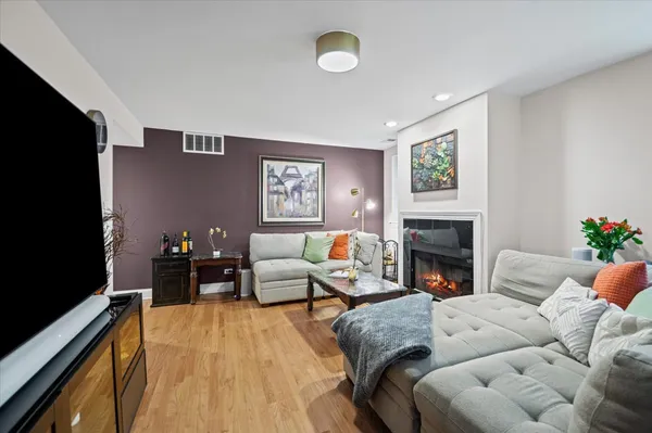 $575,000 | 5935 North Magnolia Avenue, Unit 1, Chicago, IL 60660