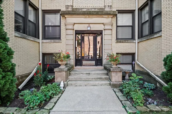 $575,000 | 5935 North Magnolia Avenue, Unit 1, Chicago, IL 60660