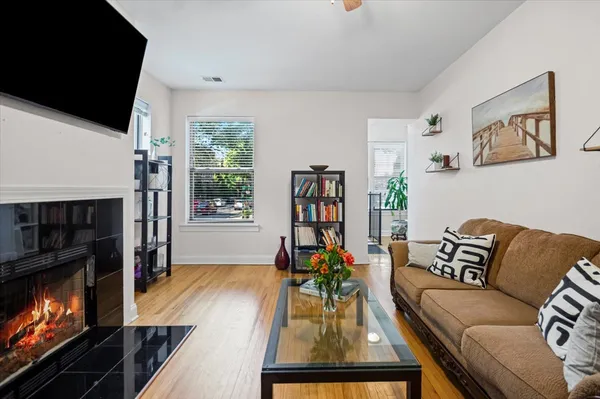 $575,000 | 5935 North Magnolia Avenue, Unit 1, Chicago, IL 60660