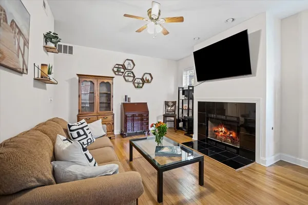 $575,000 | 5935 North Magnolia Avenue, Unit 1, Chicago, IL 60660