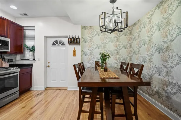 $575,000 | 5935 North Magnolia Avenue, Unit 1, Chicago, IL 60660