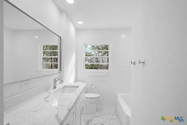 a view of a house with backyard