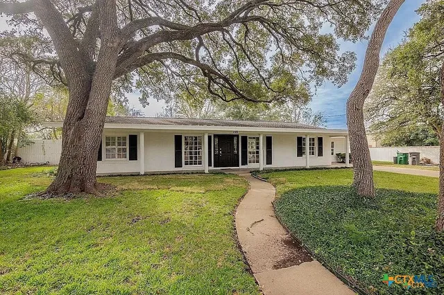 $483,900 | 101 East Loma Vista Avenue, Victoria, TX 77901