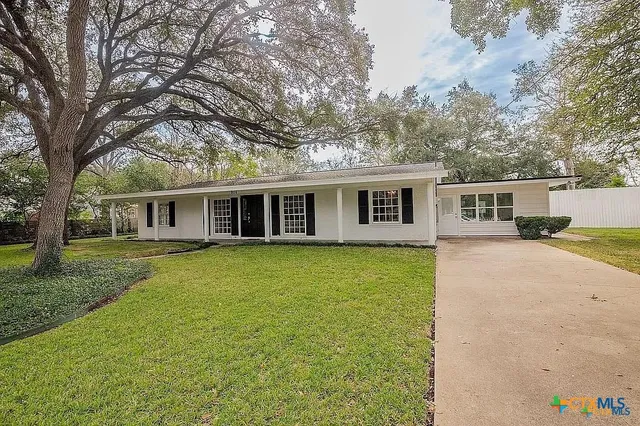 $483,900 | 101 East Loma Vista Avenue, Victoria, TX 77901