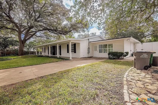 $483,900 | 101 East Loma Vista Avenue, Victoria, TX 77901
