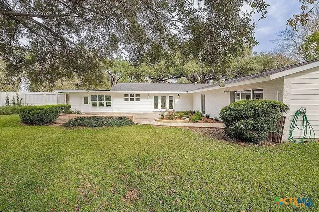 $483,900 | 101 East Loma Vista Avenue, Victoria, TX 77901