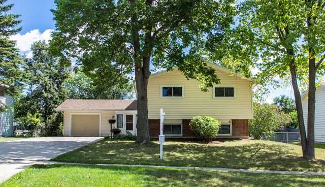 1725 Kent Road Hoffman Estates, IL 60169 - Photo 1 of 25